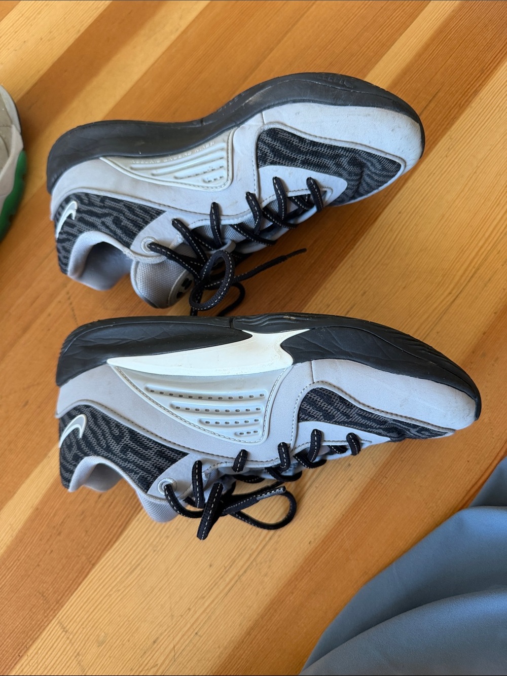 Bundle 2 pairs Nike air athletic court shoes - Picture 5 of 14
